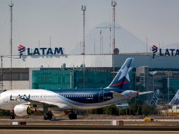 Latam Airlines señaló que su decisión obedece al impacto económico que han tenido por la pandemia del nuevo coronavirus. AFP / ARCHIVO