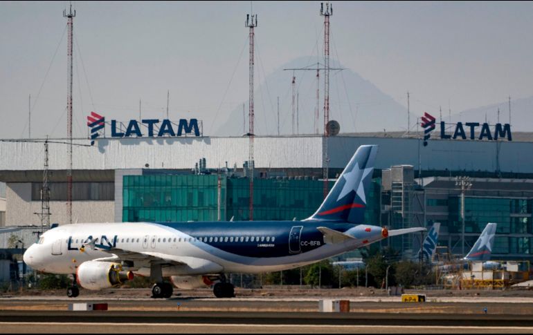 Latam Airlines señaló que su decisión obedece al impacto económico que han tenido por la pandemia del nuevo coronavirus. AFP / ARCHIVO