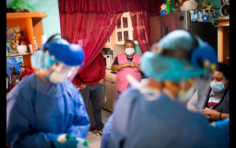 Personal médico toma muestras en una casa en Ciudad de México. AFP/P. Pardo