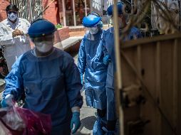 Personal médico toma muestras en una casa en Ciudad de México. AFP/P. Pardo