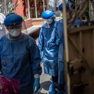 De casa en casa, brigadas médicas hacen pruebas de coronavirus