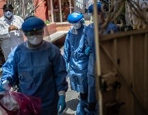 Personal médico toma muestras en una casa en Ciudad de México. AFP/P. Pardo