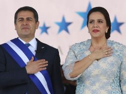 Juan Orlando Hernández y su esposa, Ana García, que también dio positivo al nuevo corinavirus. AP/ARCHIVO