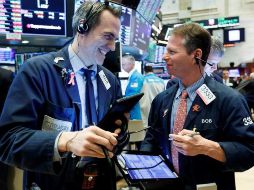 La mayoría de los sectores llegaron a la campana de cierre con pérdidas, entre los que destacaron el energético, el financiero, el inmobiliario, el de materias primas y el industrial. EFE/J. Lane