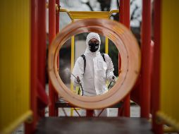 Un trabajador realiza una desinfección por motivo de la crisis del coronavirus este miércoles, en Villa Fiorito, en la provincia de Buenos Aires. EFE/J. Roncoroni