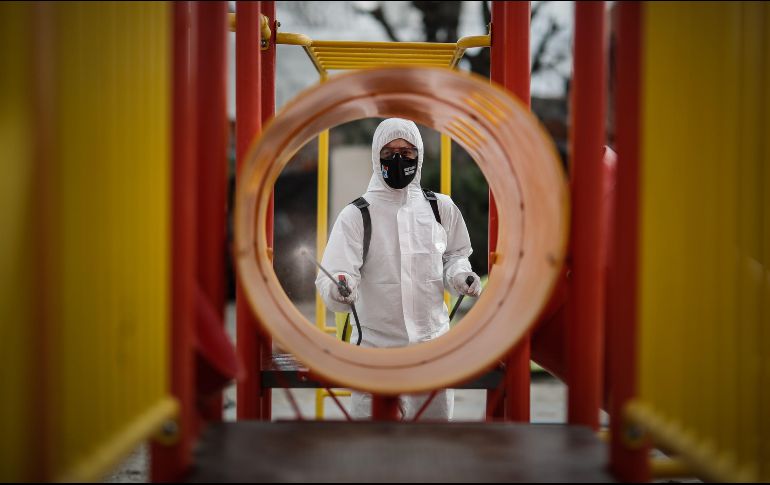 Un trabajador realiza una desinfección por motivo de la crisis del coronavirus este miércoles, en Villa Fiorito, en la provincia de Buenos Aires. EFE/J. Roncoroni