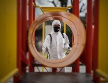 Un trabajador realiza una desinfección por motivo de la crisis del coronavirus este miércoles, en Villa Fiorito, en la provincia de Buenos Aires. EFE/J. Roncoroni