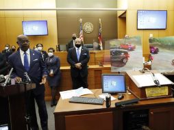 El fiscal de distrito del condado de Fulton, Paul Howard (i), habla durante una conferencia de prensa anunciando cargos contra el oficial del Departamento de Policía de Atlanta, Garrett Rolfe. EFE/E. Menor