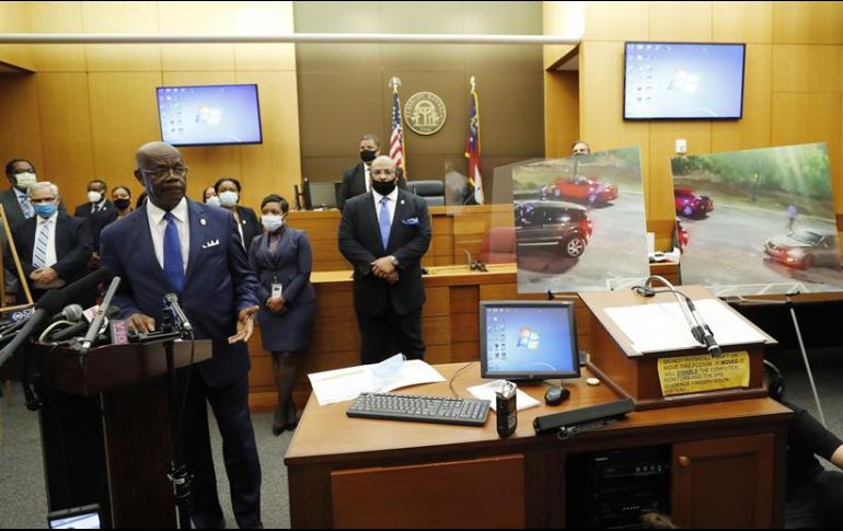 El fiscal de distrito del condado de Fulton, Paul Howard (i), habla durante una conferencia de prensa anunciando cargos contra el oficial del Departamento de Policía de Atlanta, Garrett Rolfe. EFE/E. Menor
