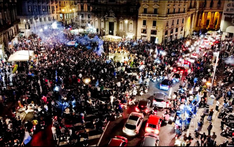 Decenas de miles de personas se reunieron en las calles  luego de que el Napoli venciera a la Juventus y se quedara con el título. EFE / C. Fusco