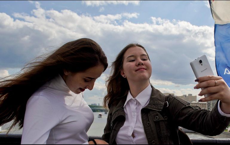 Expertos recuerdan la importancia de leer los términos de privacidad de las aplicaciones para comprender qué información se solicita. AP / ARCHIVO