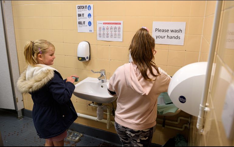 Según un estudio, las personas menores de 20 años son prácticamente la mitad de susceptibles de contraer COVID-19 que las que superan esa edad. AFP / O. Scarff