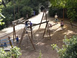 Varios niños juegan en una zona de columpios de Barcelona este jueves. EFE/A. García