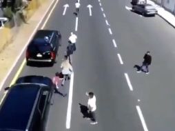 La camioneta arrolla al joven debido a que éste estaba de espaldas observando cómo se alejaba el Ejecutivo federal. ESPECIAL/CAPTURA DE VIDEO