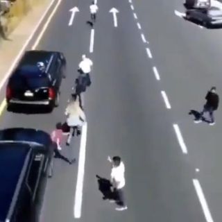 Camioneta de convoy de López Obrador avienta a hombre en Tlaxcala