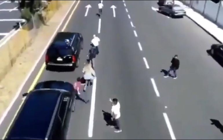 La camioneta arrolla al joven debido a que éste estaba de espaldas observando cómo se alejaba el Ejecutivo federal. ESPECIAL/CAPTURA DE VIDEO