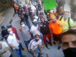 Los manifestantes se dirigieron a la Casa Jalisco, residencia oficial del mandatario, para expresar su petición. ESPECIAL