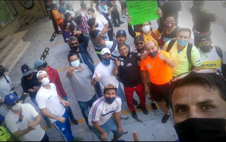 Los manifestantes se dirigieron a la Casa Jalisco, residencia oficial del mandatario, para expresar su petición. ESPECIAL