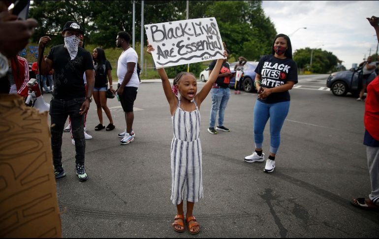 Una manifestación ayer en Atlanta, cerca del restaurante donde Rayshard Brooks murió a causa de disparos de un policía. AP/ARCHIVO