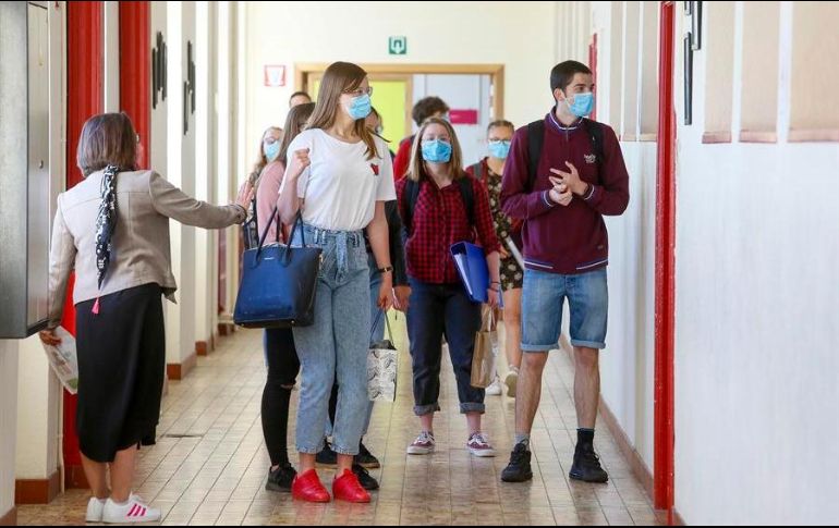 Según la orden estatal de Newsom, emitida el jueves, las personas deben cubrirse el rostro en cualquier espacio público interior. EFE/J. Warnand
