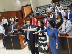 Gabhdiel Iván Novia, Tatiana Esther Anaya y Claudia Rivera Maytorena juramentan sus nuevos cargos. EL INFORMADOR/S. Blanco