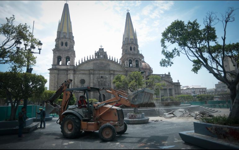 Se espera que las obras en Plaza Guadalajara duren cinco meses; en ese lapso se rehabilitará la fuente, se sustituirá piso y arbolado, se restaurarán bancas y se dará mantenimiento a locales subterráneos, entre otras acciones. EL INFORMADOR/F. Atilano
