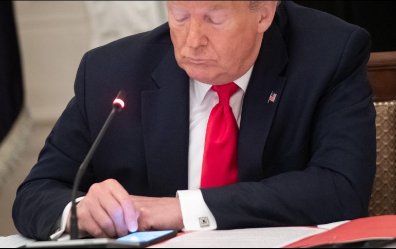 Este es el último enfrentamiento en la batalla entre Trump y las empresas tecnológicas, a las que ha acusado de silenciar a las voces conservadoras. AFP / ARCHIVO