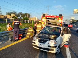 La mujer atrapada entre la lamina del coche es liberada por los servicios médicos del municipio de Tonalá. CORTESÍA