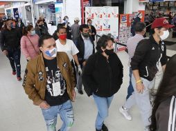 Compradores hacen fila para ingresar a un almacén este viernes en Bogotá. Miles de personas desafiaron el contagio del COVID-19 haciendo largas filas durante el primer Día sin IVA. EFE/C. Ortega