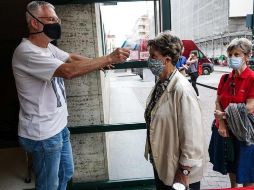 Italia comienza la reapertura de sus negocios en medio de una preocupante detección de dos focos de la enfermedad. EFE/T. Romano
