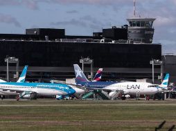 Fotografía de archivo que muestra un avión de la empresa Latam estacionado a causa de la cuarentena obligatoria por el COVID-19 en Buenos Aires, Argentina. EFE/J. Roncoroni