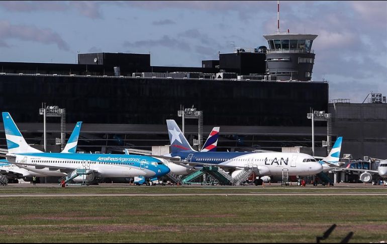 Fotografía de archivo que muestra un avión de la empresa Latam estacionado a causa de la cuarentena obligatoria por el COVID-19 en Buenos Aires, Argentina. EFE/J. Roncoroni