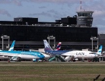 Fotografía de archivo que muestra un avión de la empresa Latam estacionado a causa de la cuarentena obligatoria por el COVID-19 en Buenos Aires, Argentina. EFE/J. Roncoroni