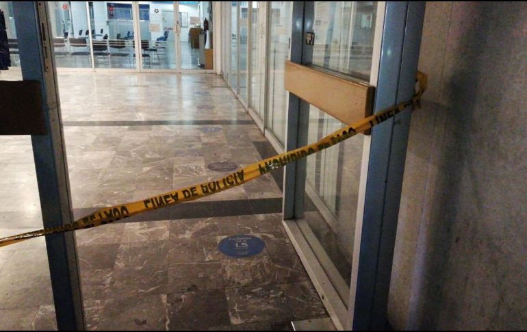 El hecho ocurrió en una sucursal bancaria en el cruce de Avenida Juárez y Ramón Corona, en el Centro de Guadalajara.  ESPECIAL