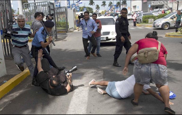 Un agente de la policía nacional golpea al fotoperiodista durante una protesta en demanda de la liberación de presos políticos en 2019. EFE/Archivo
