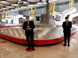 El ministro de Transportes, José Luis Ábalos, y el de Sanidad, Salvador Illa, visitan el aeropuerto de Madrid para supervisar las medidas de seguridad. EFE/J. Guillén