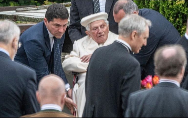 Benedicto XVI sonrió y saludó a un pequeño grupo de simpatizantes y se dirigió a orar a las tumbas de su madre, padre y hermana. AP/A. Weigel