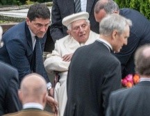 Benedicto XVI sonrió y saludó a un pequeño grupo de simpatizantes y se dirigió a orar a las tumbas de su madre, padre y hermana. AP/A. Weigel