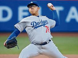 Julio Urías. El pitcher de los Dodgers está en la mira de los Tomateros de Culiacán. AP