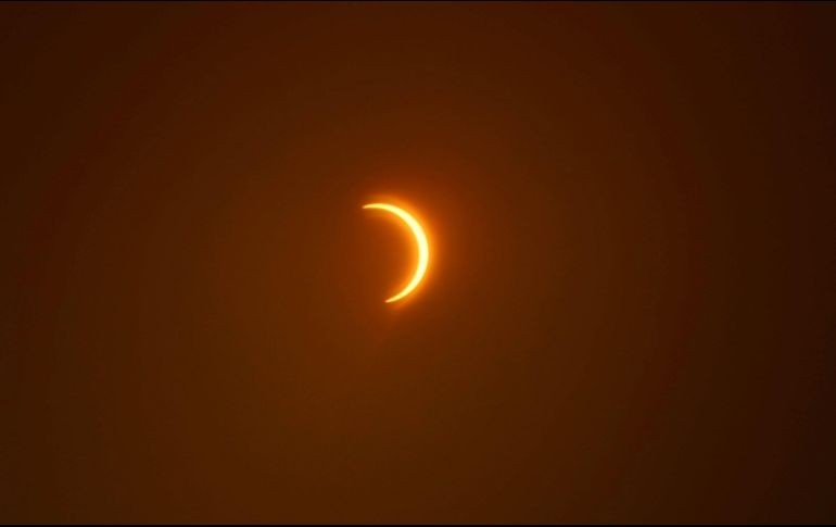 El eclipse anular parcial visto desde Karachi, Pakistan. EFE / R. Khan