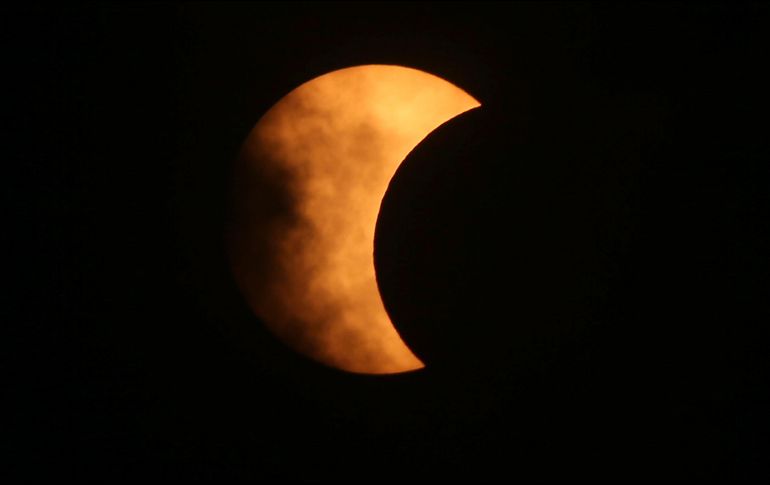 El 40 por ciento del eclipse vista desde Bangkok, Tailandia. EFE / N. Shrestha