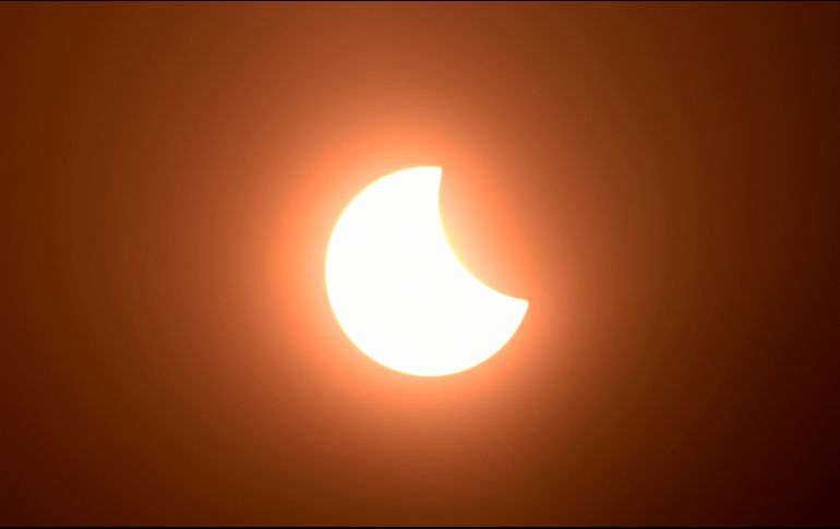 La Luna cubre parcialmente el Sol durante el eclipse desde Phnom Penh. AFP / T. Chin
