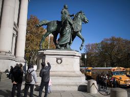 La efigie representa a Theodore Roosevelt montado a caballo y, a cada lado, una persona afroamericana y otra nativa americana a pie. AP / ARCHIVO