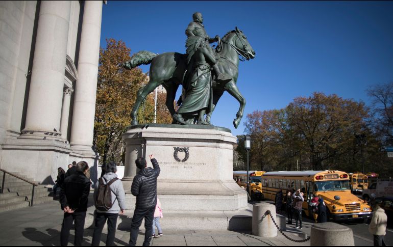 La efigie representa a Theodore Roosevelt montado a caballo y, a cada lado, una persona afroamericana y otra nativa americana a pie. AP / ARCHIVO