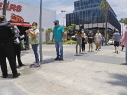 REGLAS. Las plazas de la ciudad reforzaron este fin de semana las medidas para respetar las restricciones acordadas con la autoridad en la reactivación económica. En un recorrido se corroboró que permitían el ingreso sólo a quienes iban a restaurantes o comercios esenciales. En una plaza ubicada en Avenida Vallarta y Rafael Sanzio los negocios de comida brindaban servicio para llevar y las tiendas de ropa y calzado permanecieron cerradas. Los centros comerciales deben de operar al 25% de su capacidad y los giros no esenciales pueden abrir sólo de lunes a viernes. Las áreas comunes deben continuar cerradas. EL INFORMADOR • A. Camacho