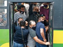 Pese a horarios escalonados y operativo, abarrotan transporte público