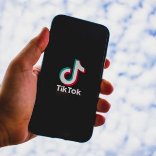 TikTok se compromete a combatir la desinformación