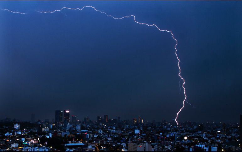 Un rayo durante la tormenta de esta madrugada en Ciudad de México. AP/M. Ugarte