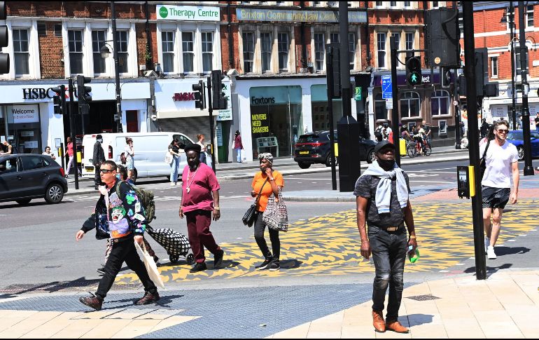 El Reino Unido ha registrado quince nuevas muertes por el virus, lo que eleva el número de fallecimientos hasta los 42 mil 647. EFE / F. Arrizabalaga