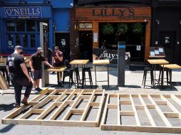 Trabajadores de un restaurante elaboran una zona especial para comer al aire libre. EFE/J. Lane
